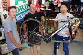 ,,ik ken zelf geen renner die homo is, maar misschien zitten er nog meer in hun schelp verborgen.'' En Nu Weer Trainen En Koken Foto Hln Be