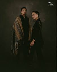 Semakin dekat lokasi foto dengan rumah kamu, biaya transportasi ini dapat dipangkas. 15 Foto Prewedding Sakral Dengan Pakaian Adat Indonesia