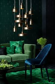 Welche Farbe Passt Zu Grun Tipps Fur Gelungene Farbkombinationen Mit Grun In Der Inneneinrichtung Kuche Farbgesta Dark Living Rooms Living Room Green Decor