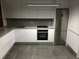 ¿y si tengo un espacio pequeño? Cocina Moderna Blanca Y Solo Gris Oscuro Cocina Gris Y Blanca Cocinas Blancas Modernas Diseno De Cocina