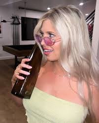 Anna Bess's Instagram, Twitter & Facebook