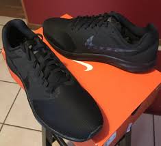 O t�nis masculino infantil nike downshifter 7 (psv) foi minimamente desenhado com uma camada fina de mesh refor�ado com camadas sem costuras. Nike Downshifter 7 Mens Sz 11 5 M Running Shoes Black Anthracite 852459 001 Nib Black Running Shoes Running Shoes Sneakers New Sneakers