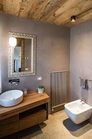 Il bagno di colore o gloss, è una tecnica che serve a colorare i capelli tono su tono per cui è molto adatto sia sui capelli naturali per enfatizzare il colore che su capelli precedente trattati da tinture, colpi di sole, shatush ecc per accentuare riflessi o correggere magari eventuali imperfezioni. Come Arredare Un Bagno Rustico Step By Step Guida 2021 Arredamento Bagno Rustico Idee Bagno Rustico Arredamento Bagno