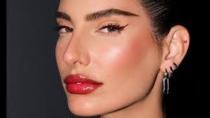 Lilly Hare's Instagram, Twitter & Facebook