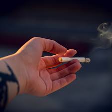 Nous répondons aux questions fréquentes sur le coronavirus et la cigarette électronique. Covid 19 La Fumee Du Tabac Et Des Cigarettes Electroniques Pourrait Transporter Le Virus Jusqu A 10 Metres Femme Actuelle Le Mag