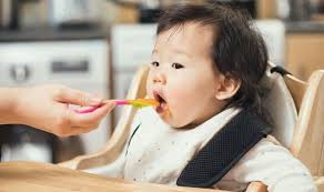 Cách pha bột ăn dặm cho bé đúng chuẩn, không bị vón cục