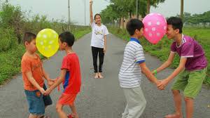 Friendship activities for preschoolers are focused on the building blocks of relationships: Kids Go To School With Move Balloons Games Kids Team Building Game Youtube