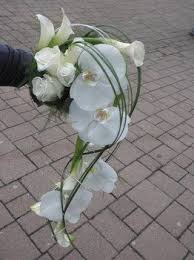 Bouquet de mariée roses pour la mariée romantique et raffinée. Bouquet De Mariee Retombant Avec Arums Orchidees Et Roses Bouquet Mariee Bouquet De Mariage Bouquets De Marriage