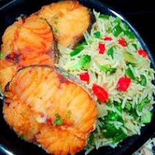 Piatto in ceramica bianca riempito con riso fritto, riso fritto. 110 Ottime Idee Su Cibo Nigeriano Cibo Nigeriano Cibo Ricette Africane