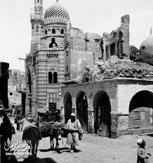 صورة من شارع باب الوزير في حي الدرب الاحمر بالقاهرة سنة 1896 . الصورة تم التقاطها امام مسجد اتيميش البجاسي .
