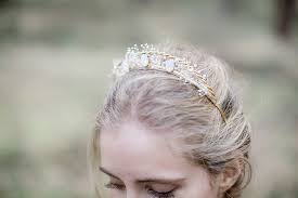 Coiffure mariage cheveux longs diademe pour le jour de son mariage cette jolie jeune femme a opté pour un voile attaché à un délicat diadème. Quelle Coiffure Adopter Avec Un Diademe Mariage Lcv