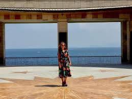 Amirallerin evine paldır küldür yapılan polis baskını büyük bir. Van Golu Nun Onunde Uzanan Binanin Kapilari Ilk Kez Acildi