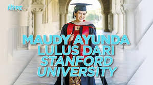 Momen wisuda s2 maudy ayunda terasa lengkap lantaran dihadiri ayah, ibu dan adik perempuannya. Umoauin Vwa3im