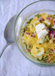 Persisches Safran Eis Mit Rosenwasser Und Pistazien Labsalliebe Rosenwasser Persische Rezepte Lebensmittel Essen