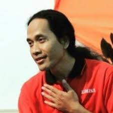 Kisah tentang Helm, Jaket, dan Roda yang Melintas