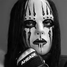 Joey jordison, de son vrai nom nathan jonas jordison, né le 26 avril 1975 est un musicien américain de metal. Slipknot Joey Jordison Eddie Sung