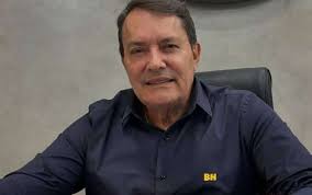 Renato Kayzer dá uma paulada no pênalti e coloca Vitória na frente contra  Bahia na Série A 2025