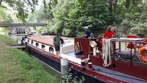 Canal du midi is a canal that was built from 1660 until 1681. Canal Du Midi Les Bateaux Doivent Se Regrouper Pour Passer Les Ecluses