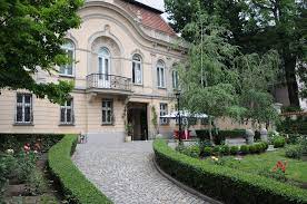 Tuttavia con l'evolversi della situazione politica internazionale e il consolidarsi delle relazioni tra l'italia e la romania, i consoli e vice consoli onorari finora istituiti sono chiamati a proiettare e diffondere, in stretto contatto con l'ambasciata, l'immagine dell'italia presso le autorità e le comunità romene locali e si pongono l'ambizioso obiettivo di favorire la conoscenza, l. Ambasciata D Italia In Bulgaria Biancoverderosso