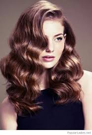 kuhle braune locken kurzhaarfrisuren vintage frisuren wellige frisuren haar styling