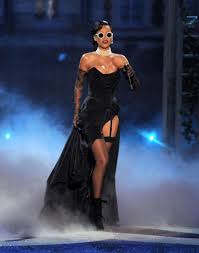 Rihanna Victoria S Secret Fashion Face Off Black Or White Rihanna Outfits Rihanna Black Dress Victoria Secret Fashion