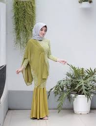 Seiring perkembangan fashion, model kebaya brokat juga ikut bertransformasi. Baju Gamis Brokat Pesta Mewah Selendang Bahu Sifon Satin Olive Pakaian Pesta Kebaya Brokat Model Pakaian