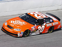 Years ago, nascar pit crews consisted of the fastest guys one could find in the shop to change tires, and the strongest guys to jack the car up and handle the for a pit stop crew, the mechanical skills are minimal, but precise and fast. Stewart S Pit Crew Win In Dover Nascar News Crash
