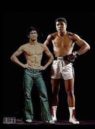 Ha vinto l'oro olimpico ai giochi di roma nel 1960, come pugile professionista ha detenuto il titolo mondiale dei pesi massimi dal 1964 al 1967. Chi Avrebbe Vinto Un Incontro Tra Bruce Lee E Muhammad Ali Quora
