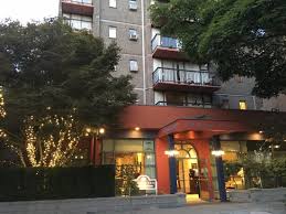 The area's natural beauty can be seen at sunset beach and english bay beach, while vancouver international film centre and orpheum theater are cultural highlights. Front Entrance Of Hotel Picture Of Sunset Inn And Suites Vancouver Tripadvisor