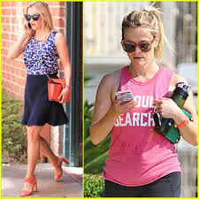 She wore a gorgeous black sequined dress to pair with her slick and straight short blond hairstyle. Reese Witherspoon Shows Off Her New Short Summer Haircut Reese Witherspoon Just Jared
