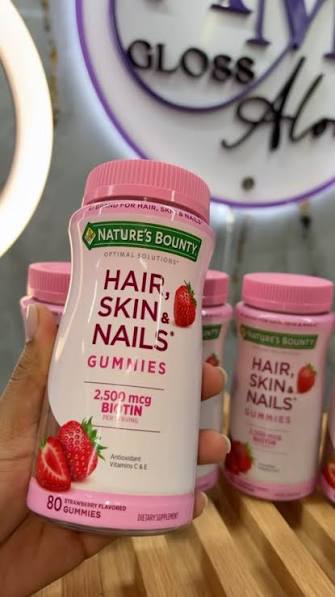 naturesbounty_ar trae Hair, Skin & Nails gomitas con adicional de colágeno,  biotina y otros nutrientes vitales para apoyar el cabello hermoso, la piel  brillante y las uñas saludables desde adentro hacia afuera.