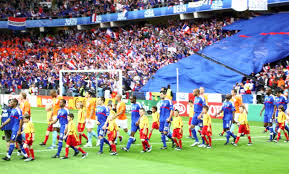 Na de succesvolle samenwerking van nederland en belgië tijdens euro 2000, is het in de zomer van 2008 de beurt aan de buurlanden zwitserland en oostenrijk om het ek voetbal te organiseren. Europees Kampioenschap Voetbal 2008 Groep C Nederland Frankrijk Wikipedia