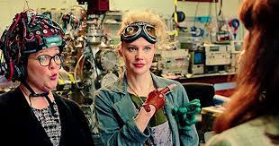 The Fact That She S Doing This While Looking At Erin Makes It 100x Better Holtzbert Kate Mckinno Kate Mckinnon Ghostbusters Kate Mckinnon Jillian Holtzmann