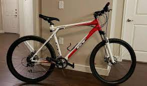 2010 Gt Mens Avalanche 30 Xxl Frame Whitered Accents Hardtail Mountain Bike Gt Hardtail Mountain Bike Carbon Fiber Mountain Bike Bike