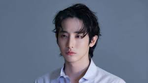 He debuted as a model in designer jung wook jun's lone costume fashion show in 2006. Lee Soo Hyuk Considering To Join Jtbc S Upcoming Drama Destruction Annyeong Oppa