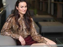 Are you also wondering how much money is yvette broch making on youtube, twitter, facebook and instagram? Noi Kezi Szabadnak Erzem Magam Broch Mar Nem A Palyan Keresi A B