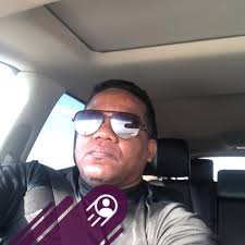 Me encanta estar solo... No porque sea antisocial ni nada de eso,yo  disfruto estar con mi propia compañía y tener mi propio espacio... Pienso  que cada uno tiene que aprender a estar