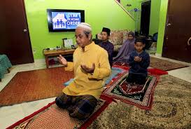 Download bacaan surat doa qunut pendek witir sholat subuh nazilah dalam bahasa indonesia latin untuk imam beserta hukum lengkap dan artinya. Amalkan Doa Qunut Separuh Akhir Ramadan Sesungguhnya Allah Malu Untuk Tidak Memakbulkan Permintaan Hambanya Yang Angkat Tangan Berdoa Ad Din Mstar