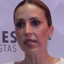 La joven daneidy barrera rojas, conocida en redes como 'epa colombia', quiso interactuar recientemente con sus seguidores a través de su cuenta de instagram activando la herramienta de preguntas, momento que aprovecharon para conocer su opinión sobre la polémica en la que se encuentra envuelto el esposo de la comediante alejandra azcárate. Alejandra Azcarate Age Bio Faces And Birthday