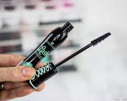 The affordable price, lengthening effect, and lasting power makes this product a win. Vergleich Essence Lash Princess False Lash Effect Sculpted Volume Volume Mascara