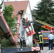 Rotenfluebahn will betrieb nach absturz wieder aufnehmen 22.10.2019 13:16 sda die rotenfluebahn nimmt nach dem absturz einer gondel den betrieb am freitag wieder auf. Schweiz Paar Stirbt Bei Absturz Mit Seilbahn Baby Uberlebt Welt