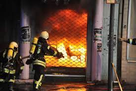 Unbekannte täter schlugen eine fensterscheibe ein und konnten so in die räumlichkeiten einsteigen. Leverkusen Opladen Grossbrand Fordert Zehn Verletzte Feuerwehrleute Betroffen Kolner Stadt Anzeiger