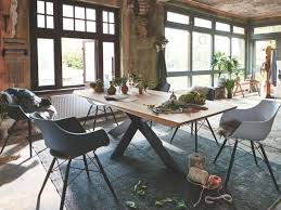 Schuhgeschäft stuhl, wo der schuhverkäufer würde ihnen helfen, auf schuhe zu versuchen. Mobel Schuh Gmbh