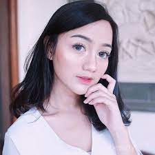 Banyak yang merasa percaya diri dengan model rambut pendek, tapi banyak juga wanita juga yang takut berambut pendek. Inspirasi Potongan Rambut Pendek Sesuai Bentuk Wajah Bikin Kelihatan Lebih Muda