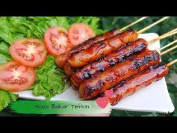 Perayaan malam tahun baru akan semakin lengkap kalau kamu menyajikan sosis bakar. Cara Memanggang Sosis Bakar