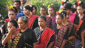 Kebudayaan yang masih kita perhatikan adalah mengenai pakaian adat maluku utara yang mencakup baju celana rok topi dan aksesoris lainnya. Suku Sasak Lombok Meriahnya Pernikahan Adat Ini Kedua Mempelai Diarak Keliling Desa Tribun Travel