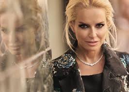 Δεν υπάρχει το βίντεο που δημοσίευσε! Mpekatwroy To Dwro Poy Dexthke Apo Th Mama Ths Gia Ta Gene8lia Ths