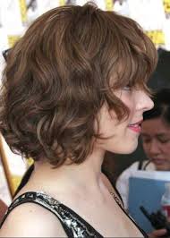 Side View Of Soft Wavy Curly Bob Hairstyle From Rachael Mcadams Hairstyles Weekly Thick Hair Styles Medium Hair Styles Haircut For Thick Hair