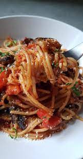 Spaghetti A L Aubergine Grillee Et Poivron Rouge A La Sauce Tomate My Tasty Cuisine Vegetarian Recipes Italian Recipes Food