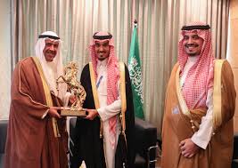 أعلنت هيئة الرياضة، الإثنين، تقديم الأمير عبدالعزيز بن تركي الفيصل رئيس مجلس إدارتها مكافأة مالية قدرها 100 ألف ريال لكل لاعب من لاعبي فريق الهلال الأول لكرة القدم حال بلوغه نهائي دوري أبطال آسيا 2019. Ø§Ù„Ø£Ù…ÙŠØ± Ø¹Ø¨Ø¯Ø§Ù„Ø¹Ø²ÙŠØ² Ø¨Ù† ØªØ±ÙƒÙŠ Ø§Ù„ÙÙŠØµÙ„ ÙŠÙ†Ø§Ù‚Ø´ Ù…Ø¹ Ø§Ù„Ù…Ø¬Ù„Ø³ Ø§Ù„Ø£ÙˆÙ„Ù…Ø¨ÙŠ Ø§Ù„Ø¨Ø±Ø§Ù…Ø¬ Ø§Ù„Ù…Ø´ØªØ±ÙƒØ© Ø£Ø¶ÙˆØ§Ø¡ Ø§Ù„ÙˆØ·Ù†